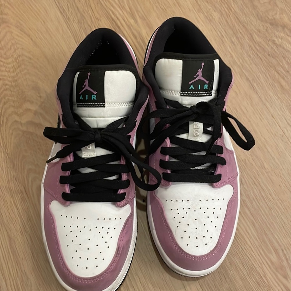 Woman’s or man’s purple dunks